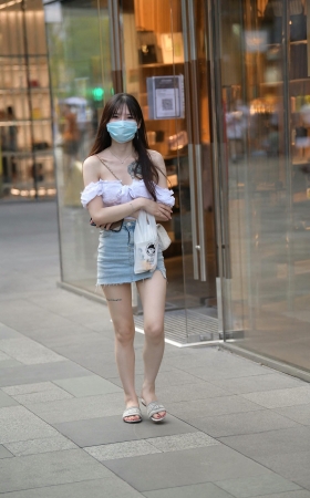 街拍牛仔裙小清新美眉 [19P]