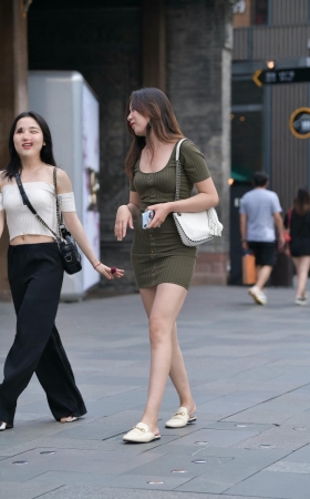 街拍墨绿色包臀超短裙美眉 [17P]