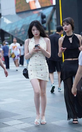 白皙的短裙妹纸  【图片➕视频】 [19P]