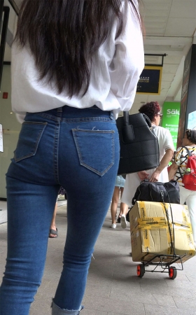 超紧白衬衫紧身蓝牛街拍美臀