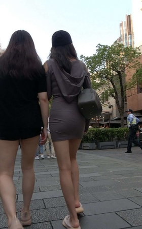 4K – 灰色紧身包臀裙街拍美眉 [1.49 GB/MP4]