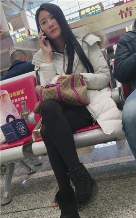 4k-街拍候车室内打电话的黑丝美腿美女