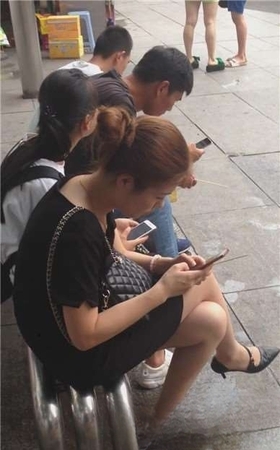 超有韵味的美腿尖嘴高跟鞋少妇公交站等车。