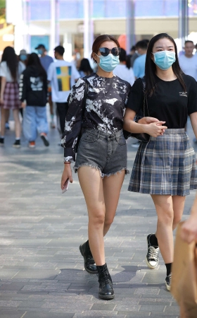 小默街拍作品 – 牛仔热裤小妹