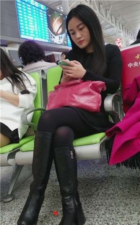 4k-高铁站候车室拍摄黑丝美腿青春美女。