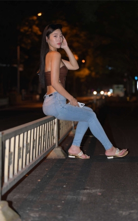 一始街拍作品 夜拍蓝色牛仔裤美女