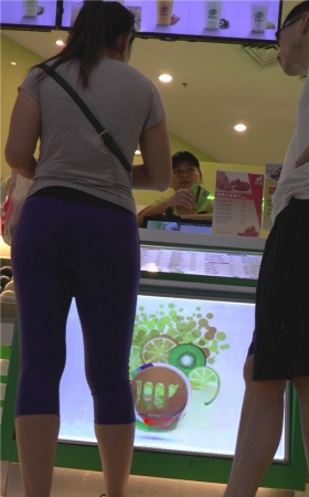 蓝色紧身裤美妇