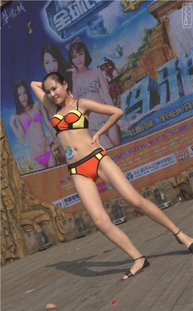 高校比基尼秀漂亮的妹子
