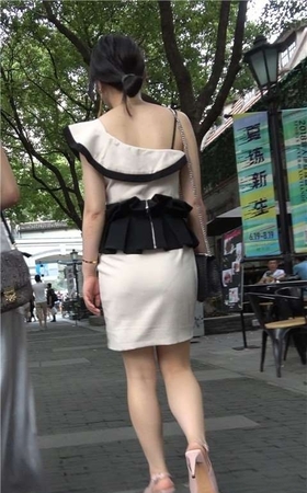 4K 性感身材米色吊带裙街拍高跟美女