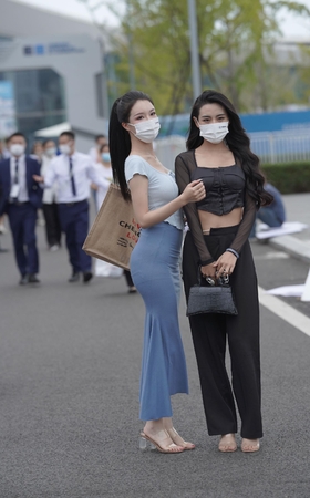 高挑蓝色长裙美女
