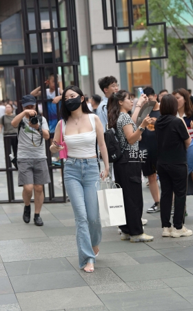 街拍喇叭牛仔长裤长腿美眉 [21P]