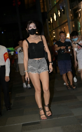 搭讪街拍大长腿热裤美女 [22P]