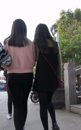 粉色毛衣紧身黑裤圆臀街拍小妹
