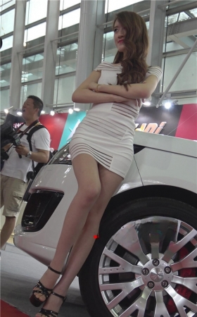 白色吊带裙车模美女