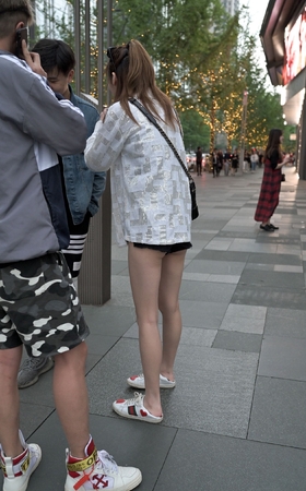热裤月牙美女