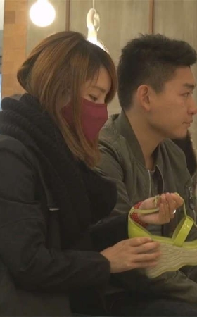 美女就算遮住半张脸，还是美女