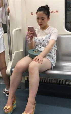地铁上拍摄雪白美腿热裤白衣美女姐姐