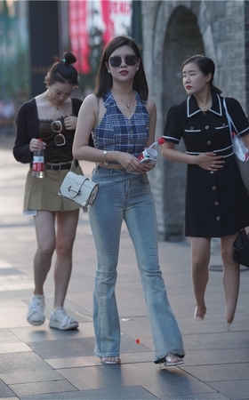 戴墨镜的牛仔裤美女(85P)