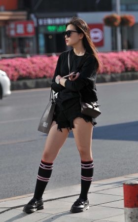 碎边黑热裤  等专车的气质美女 [13P]