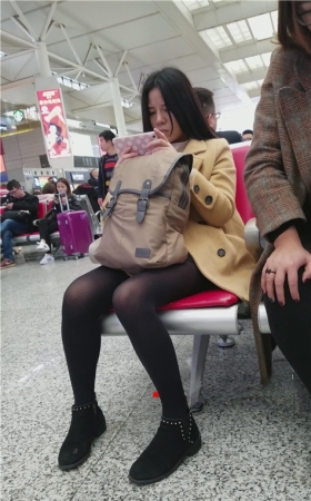 玩手机的黑丝妹子