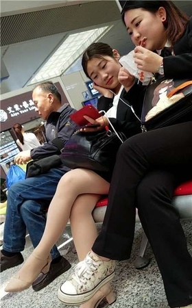 4k-候车室的肉丝街拍美腿黑色包臀裙美女