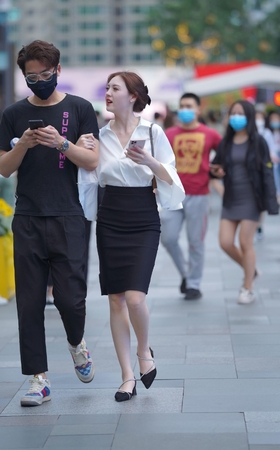黑色职业裙美女