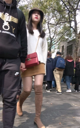 丝袜美腿长靴短裙甜美妹子