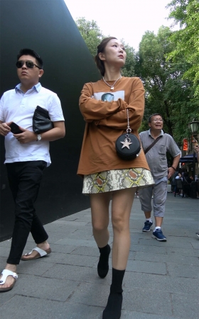 短裙酒窝小美女