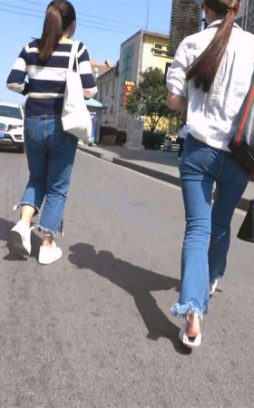 逛街的牛仔裤三姐妹