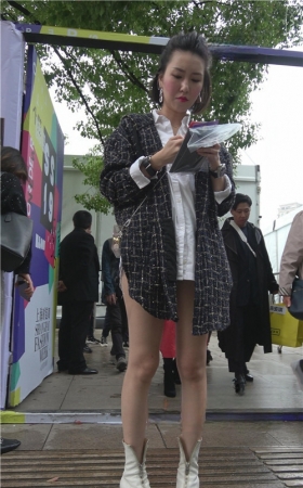 漂亮的长腿美女