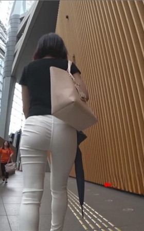 白色紧裤美眉极品圆翘屯