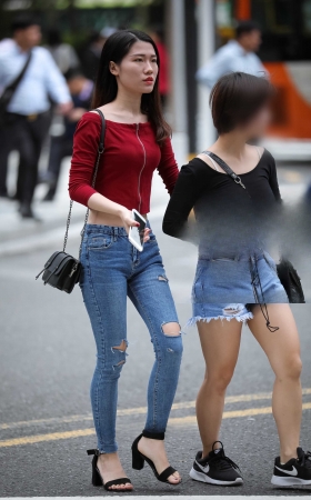 牛仔紧身美女,笑起来很甜美 [20P]