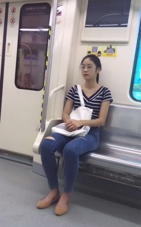 地铁蓝色紧身牛仔裤文静妹子