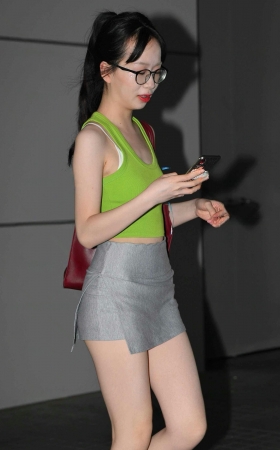 2569-36-41√白滑嫩美腿素人-粉色拖鞋 10P