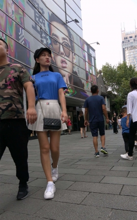 蓝色T恤白色小短裙美女