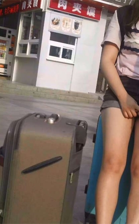 年轻的超短热裤小美女