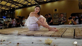 4k视频，白裙气质美女就这么供人观赏