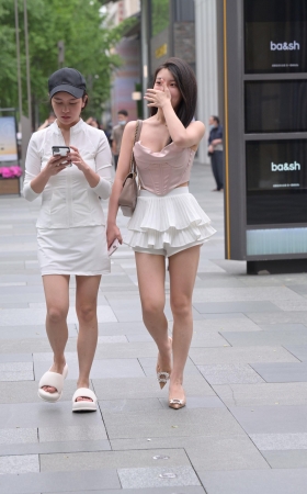 低胸，热裤，女生