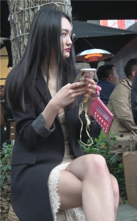 路边漂亮的红唇美女