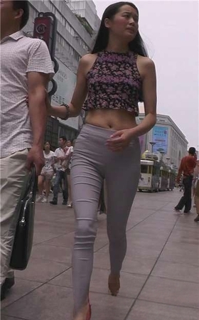 街拍性感小蛮腰红高跟紧身裤苗条美女身材火辣[2.46 GB]