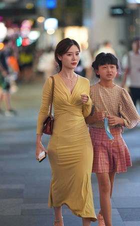 黄色包臀长裙美女