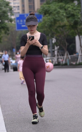 迷人的酒红色紧身裤~ [25P]