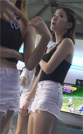 4k-展会后台性感长腿白热裤美眉