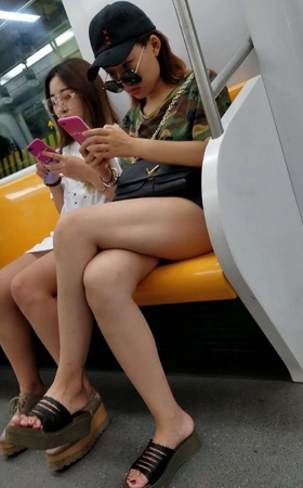 4K – 街拍地铁上带墨镜看手机的小姐姐 [613 MB/MP4]