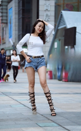 身材高挑的美女穿上罗马鞋让美腿愈加性感 [17P]