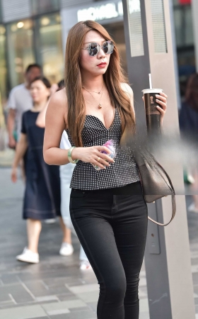 黑色紧牛女 [18P]