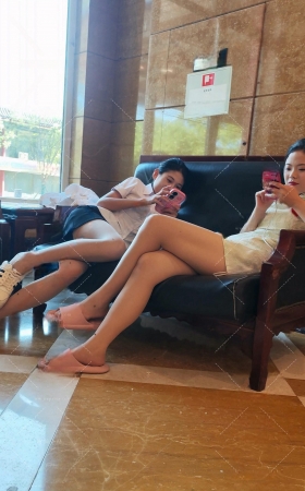 4K偶遇酒店沙发上制服和旗袍双si袜根脱鞋震撼7分43秒 [8P]