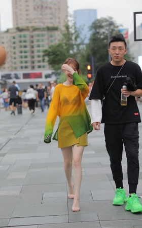 白嫩嫩的黄衣小姐姐