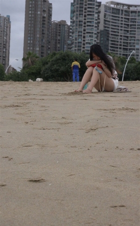 小清新白T恤白短热裤美女