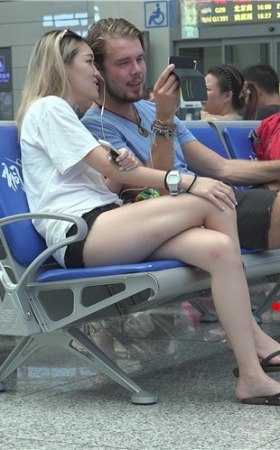 和老外男友一起的白腿女孩